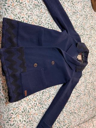 Abrigo azul de paño con detalles