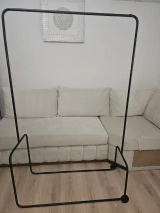 1 Perchero Metálico Negro con Ruedas Disponible 2