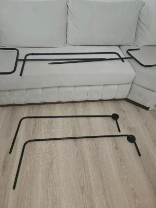 1 Perchero Metálico Negro con Ruedas Disponible 2