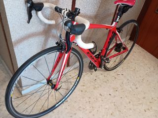 Bicicleta de carretera BH Roja