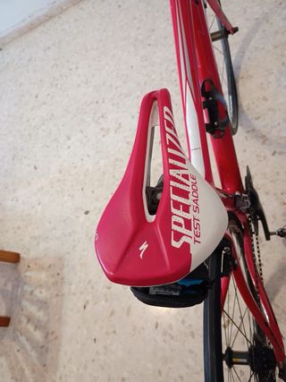 Bicicleta de carretera BH Roja