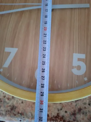 Reloj de pared dorado