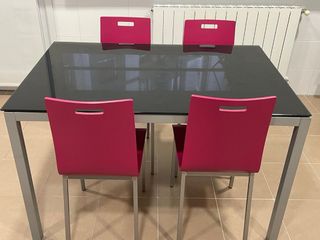 Mesa Comedor Cristal Negra y 4 Sillas Rosa