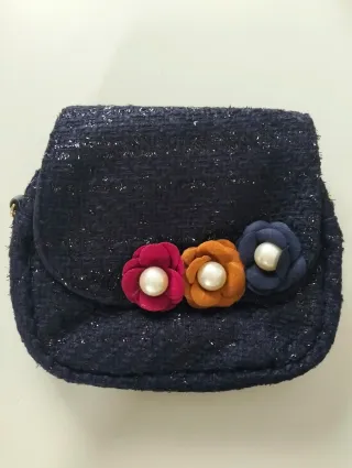 Bolso azul con flores y perlas