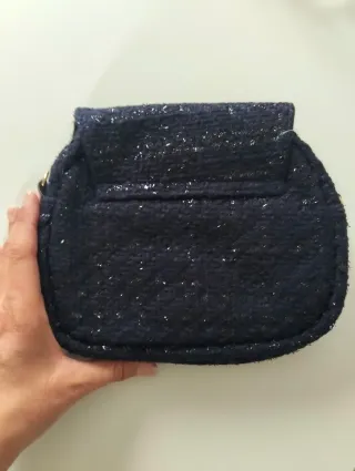 Bolso azul con flores y perlas