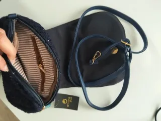 Bolso azul con flores y perlas