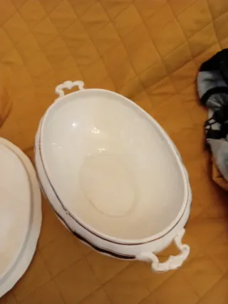 Sopera de porcelana con detalles dorados y azul