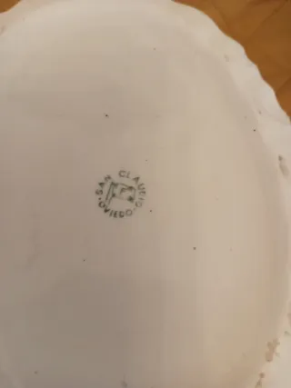 Sopera de porcelana con detalles dorados y azul