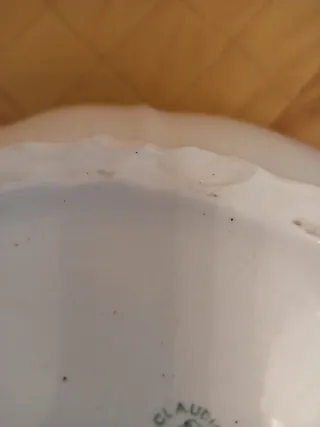 Sopera de porcelana con detalles dorados y azul