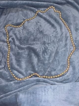 Collar largo de perlas doradas y blancas