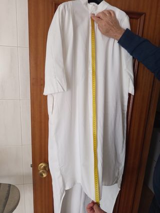 Túnica infantil blanca de cola