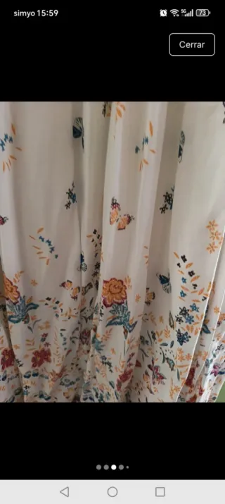 Falda larga blanca estampada.