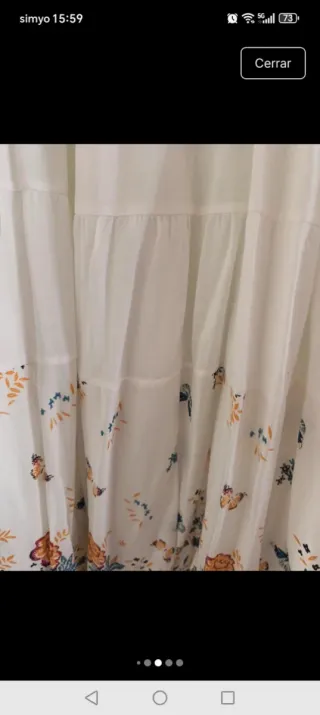 Falda larga blanca estampada.