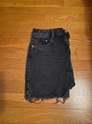 Falda vaquera negra desgastada