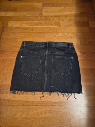 Falda vaquera negra desgastada