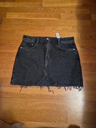 Falda vaquera negra desgastada