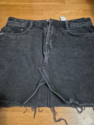 Falda vaquera negra desgastada