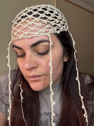 Cappello uncinetto beige con pendenti