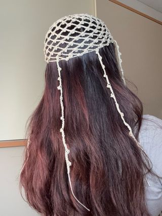 Cappello uncinetto beige con pendenti