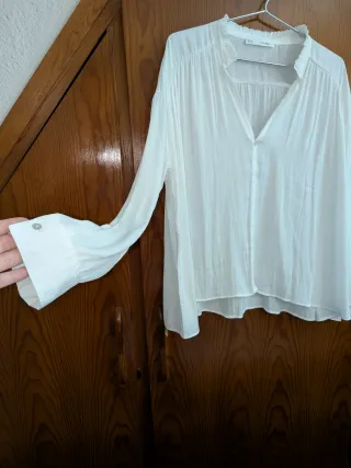 Blusa blanca con cuello volantes