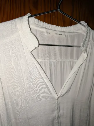 Blusa blanca con cuello volantes
