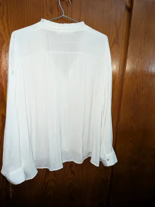 Blusa blanca con cuello volantes