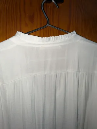 Blusa blanca con cuello volantes