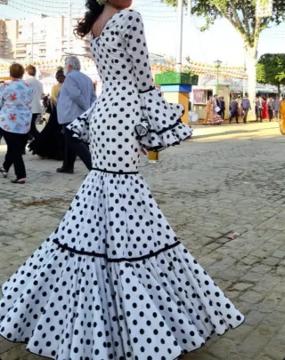 Traje de flamenca lunares blanco y negro