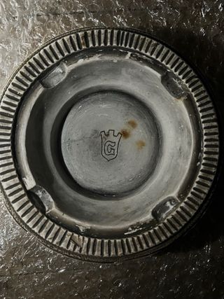 Cenicero antiguo con encendedor