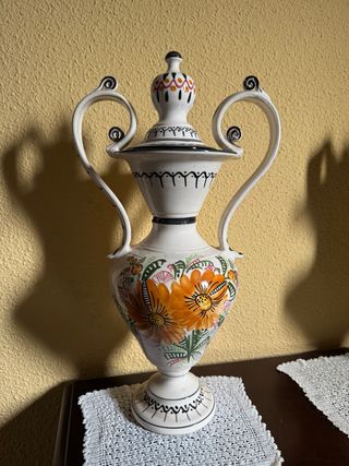 Jarrón de cerámica pintada