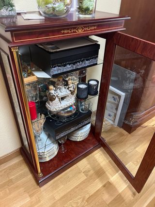Mueble vitrina madera y cristal