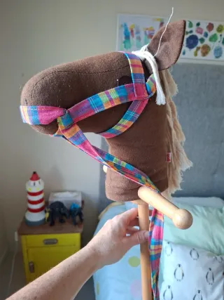 Caballo de juguete con palo