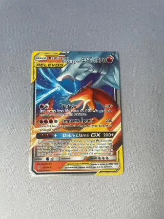 Carta Pokémon Reshiram y Charizard GX 20/214