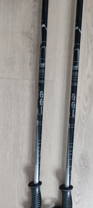 Esquís Quechua con fijaciones y bastones