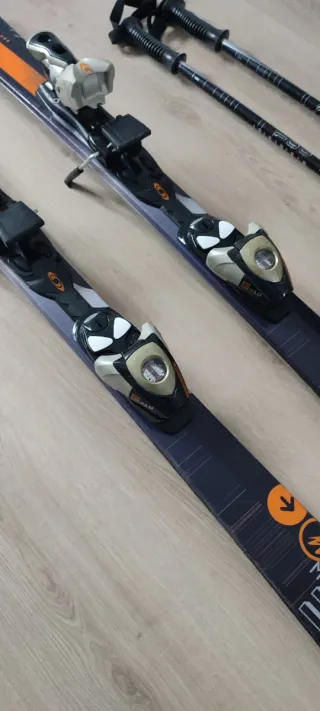 Esquís Quechua con fijaciones y bastones