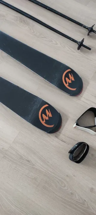 Esquís Quechua con fijaciones y bastones