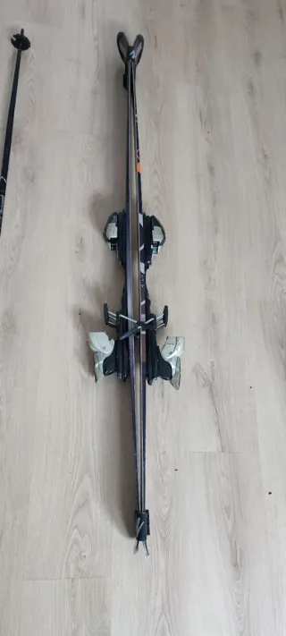 Esquís Quechua con fijaciones y bastones