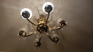 Lámpara de bronce dorada con cristal