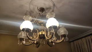 Lámpara de bronce dorada con cristal