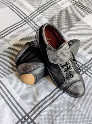 Botines casuales piel y lona negros, interior rojo