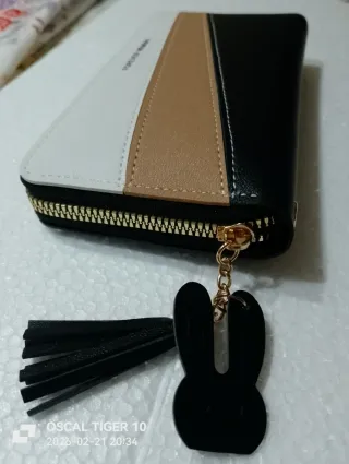 Portafoglio con cerniera e ciondolo