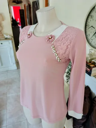Blusa rosa Lisse con encaje y perlas