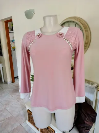 Blusa rosa Lisse con encaje y perlas