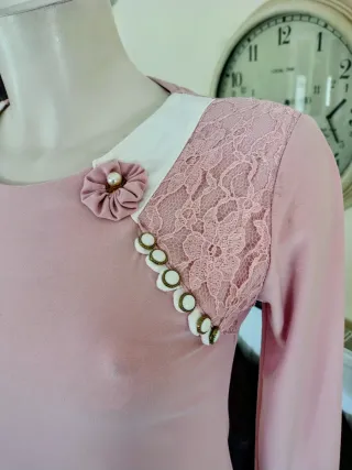 Blusa rosa Lisse con encaje y perlas