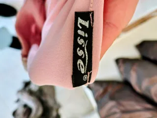 Blusa rosa Lisse con encaje y perlas