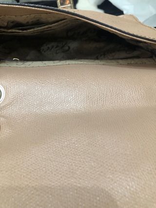 Bolso guess color camel ,de mano y para colgar