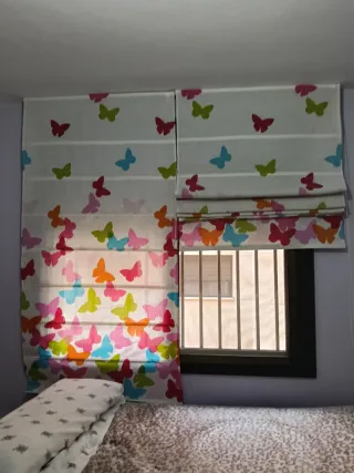 2 Store Cortinas romanas con mariposas.