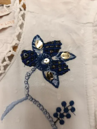 Camiseta bordada flores y lentejuelas