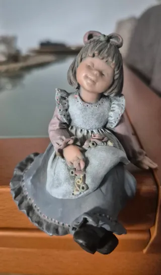 Figura Elisa original titulada Sentadita