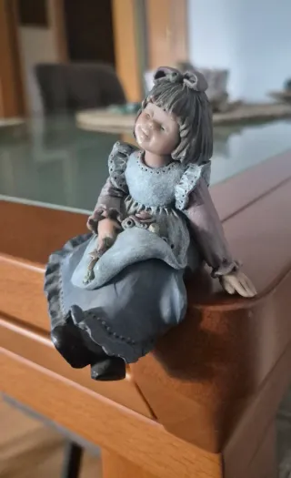 Figura Elisa original titulada Sentadita